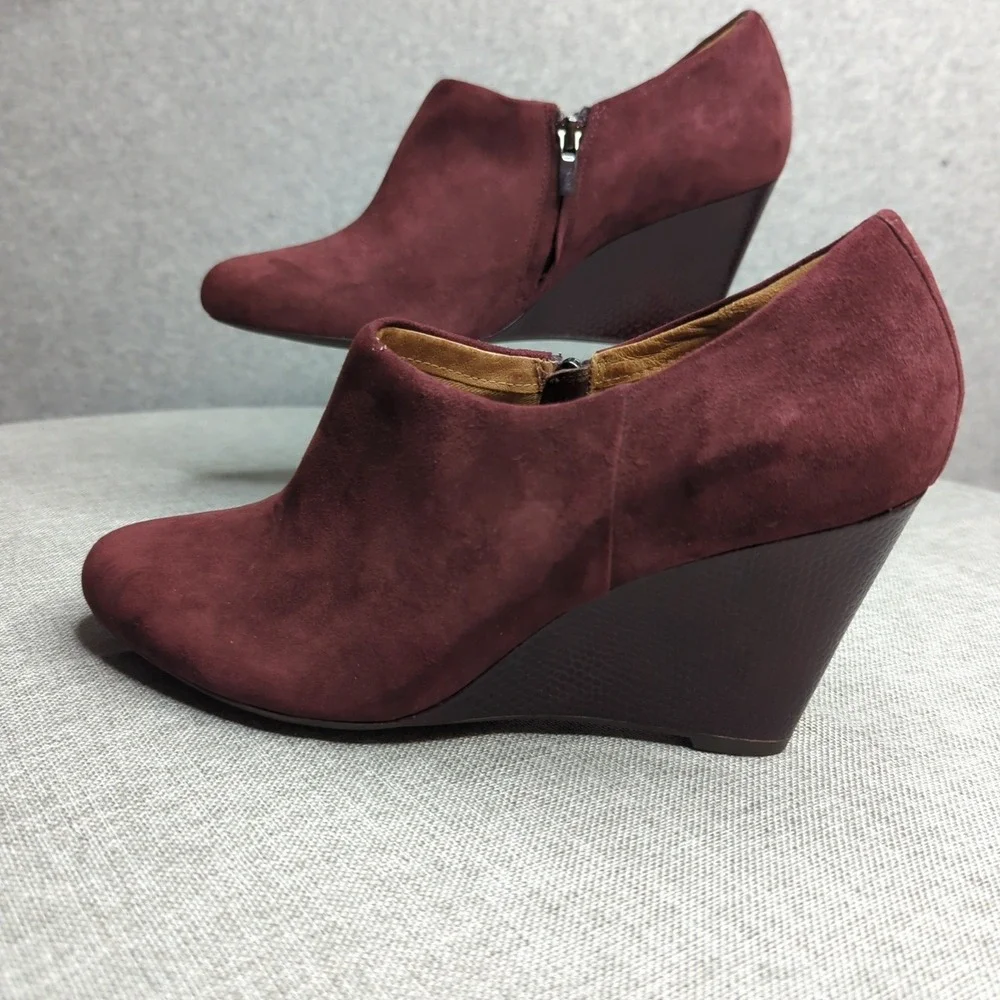 Clarks Purity Frost Women Burgundy Suede Wedge Booties Ankle Boots Zip Closure 8